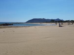 サン・フェリーチェ・チルチェーオにあるVilla Colle Circeo 1°の人々の群れが立つ浜