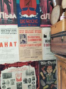 una pared de viejos carteles en un restaurante en Vilni Kimnaty, en Mukácheve