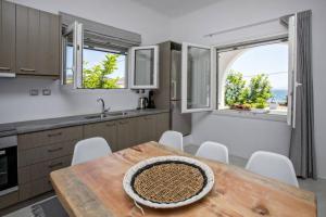 Кухня или мини-кухня в Beachside Villa Agios Sostis
