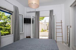 Кровать или кровати в номере Beachside Villa Agios Sostis