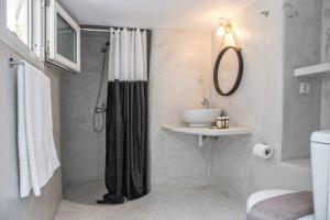 Ванная комната в Beachside Villa Agios Sostis