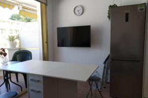 Televízia a/alebo spoločenská miestnosť v ubytovaní Apartamento en primera línea de mar en Vilafortuny, Cambrils