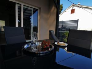 een tafel met een wijnglas en een bord eten bij Villa Poljana in Mali Lošinj