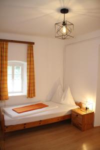 Schwarzautal的住宿－Buchschneider - Ferienhaus Maier - Landhof，一间卧室配有一张带窗户和灯的床