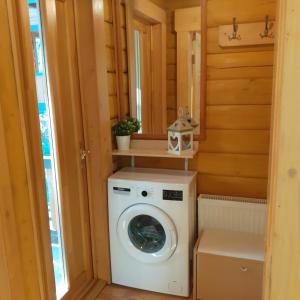 eine Waschmaschine und ein Trockner in einem Minihaus in der Unterkunft Zīlīšu holiday house in Jūrmala