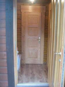 ein leerer Raum mit Tür und Toilette in der Unterkunft Zīlīšu holiday house in Jūrmala