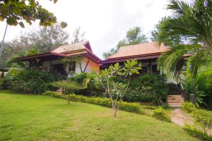 una casa con un patio verde delante de ella en Blue Diamond Resort, en Ko Tao