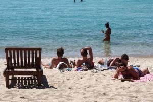 タオ島にあるブルー ダイアモンド リゾートの浜辺に横たわる人々