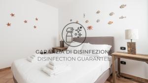 una camera da letto con un cartello sopra di Italianway - Ottoventi Apartments a Lampedusa