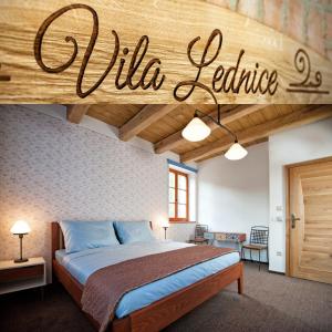 een slaapkamer met een bed met een bordje dat de uitwisseling van villa's leest bij Vila Lednice in Lednice