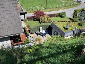 einen Blick über ein Haus mit grünem Dach in der Unterkunft Ferienwohnung Dünnebacke in Schmallenberg