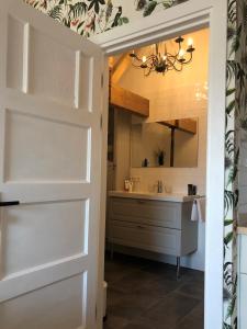 een badkamer met een wastafel en een spiegel bij Bed & Brood De Vogelpoel in Wijk bij Duurstede