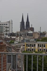 uitzicht op een stad met gebouwen op de achtergrond bij Astor & Aparthotel in Keulen