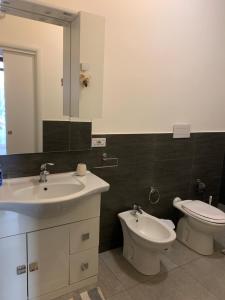 A bathroom at L'Agrifoglio Dell'Etna