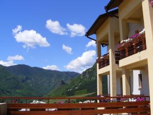 ein Gebäude mit Balkonen und Bergblick in der Unterkunft Kris Guest House in Dewin