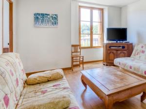 - un salon avec un canapé et une table basse dans l'établissement Lovely Cottage in Pontgibaud with Garden near Lake, à Pontgibaud
