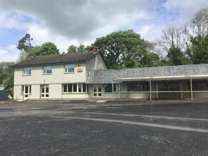 un gran edificio blanco con muchas ventanas en The Foxes Covert en Multyfarnham