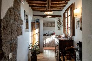 kuchnia ze stołem i łóżko w pokoju w obiekcie Casa Marghera House Winery Bikes w mieście Pitigliano