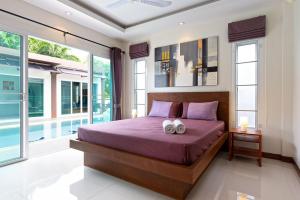 拉威海灘的住宿－Residence Harmonie，一间卧室配有一张带两条白色毛巾的床