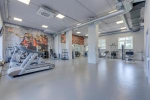 a fitness room with a gym with a treadmill at Al Mar Hotel in Schaslyve