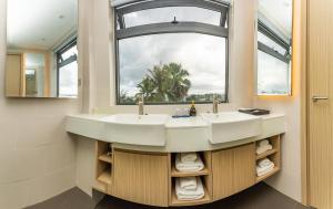 un bagno con due lavandini e una finestra di An Phu Hotel a Phu Quoc