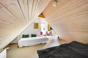1 dormitorio con cama y techo de madera en Mosehuset, en Koldmose