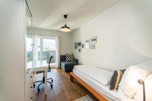 - une chambre avec un lit, un bureau et une fenêtre dans l'établissement Apartment Le rose di Marianne - sud, à Varna