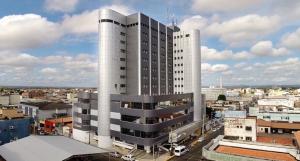 a large building with a lot of windows at Residence Hotel Imperatriz in Imperatriz