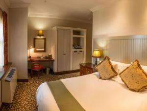 伯利恆的住宿－邊疆皮爾蒙特米特庫爾特酒店，伯利恆，酒店客房设有一张大床和一张书桌。