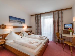 A bed or beds in a room at Hotel Gänsleit
