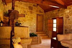 Casa Rural A Bouciña في Hio: غرفة مع صليب في جدار حجري