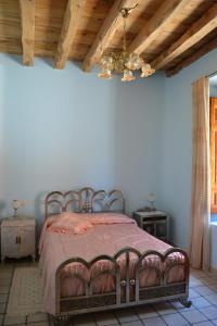 a bed in a bedroom with a wooden ceiling at La Cantina de Daniel in Chatún