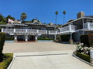 een groot huis met een grote oprit bij Inn On SummerHill in Summerland