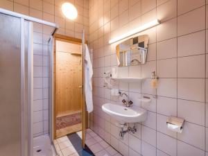 A bathroom at Hotel Gänsleit