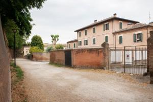 Foto dalla galleria di Charming Flat in centro a Ferrara con posto auto a Ferrara