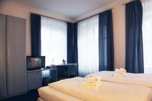Postel nebo postele na pokoji v ubytování Altstadthotel Augsburg