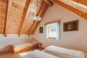 een slaapkamer met 2 bedden en een raam bij Alpine Cabin in Klippitztorl