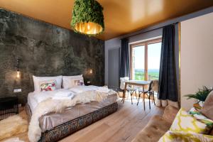 מיטה או מיטות בחדר ב-Oblík Resort