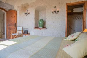 A bed or beds in a room at Les Maisons De Cappadoce