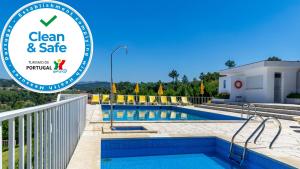 uma placa que l limpo e seguro ao lado de uma piscina em Hotel Belsol em Belmonte