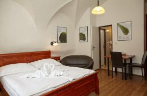 Postel nebo postele na pokoji v ubytování Residence Muzeum Vltavínů