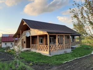 Blockhaus mit schwarzem Dach in der Unterkunft Гостьовий дім на Герцена Guest hous on Gertsena in Novhorod-Siversʼkyy