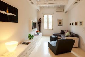 uma sala de estar com um sofá e uma mesa em Charming Flat in centro a Ferrara con posto auto em Ferrara