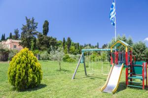 een speeltuin met een schommel in een veld bij Spiretos in Potamós