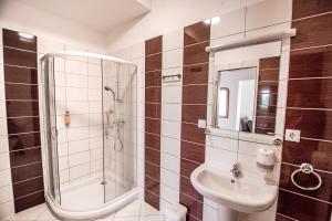 Koupelna v ubytování SZIGET HOTEL VERÁNKA + 37 fotografií
