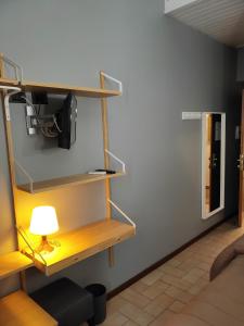 Televízia a/alebo spoločenská miestnosť v ubytovaní Hotel La Vignetta