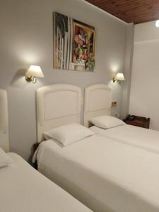 Postel nebo postele na pokoji v ubytování Kouros Hotel