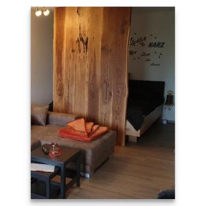 uma sala de estar com um sofá e uma cama em Harz Zeit em Altenau