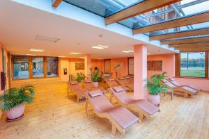 una sala de espera vacía con sillas y plantas en Park Holiday Congress & Wellness Hotel, en Praga