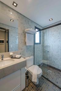 a bathroom with a toilet and a sink and a shower at I am Design Hotel Campinas by Hotelaria Brasil in Campinas